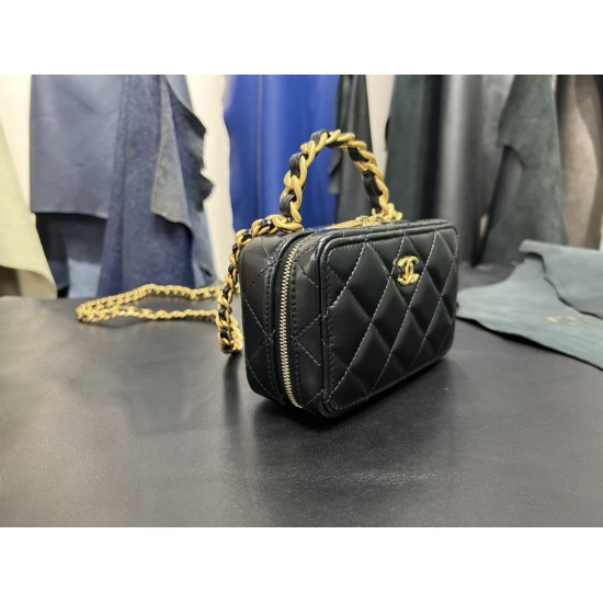  22A Mini Chain Cosmetic Bag