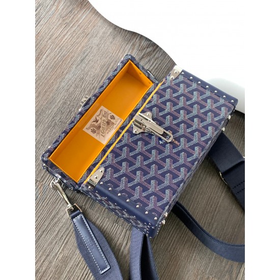 Goyard Cassette Trunk BagGoyard Cassette Trunk深蓝色里面是黄色皮。包包带要另外买的~尺寸:21*15*6.5cm可轻松放下promax大小男女适用重量:600g轻便易于携带搜编码8211 ❣️ Goyard Cassette Trunk BagGoyard Cassette Trunk深蓝色里面是黄色皮。包包带要另外买的~尺寸:21*15*6.5cm可轻松放下promax大小男女适用重量:600g轻便易于携带搜编码8211 ❣️