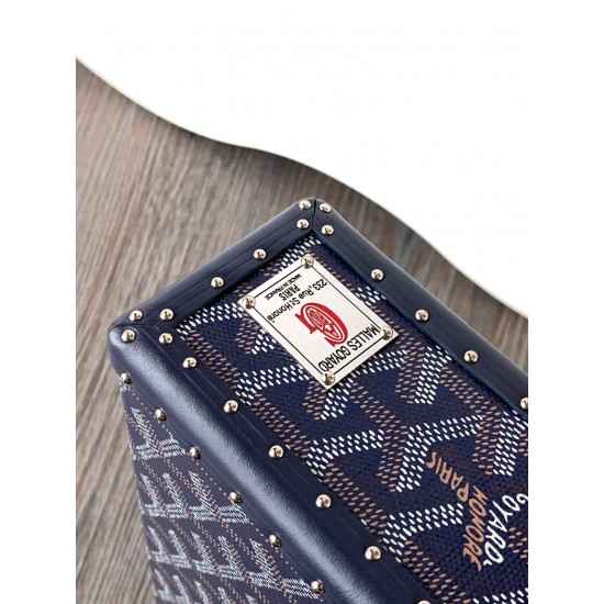 Goyard Cassette Trunk BagGoyard Cassette Trunk深蓝色里面是黄色皮。包包带要另外买的~尺寸:21*15*6.5cm可轻松放下promax大小男女适用重量:600g轻便易于携带搜编码8211 ❣️ Goyard Cassette Trunk BagGoyard Cassette Trunk深蓝色里面是黄色皮。包包带要另外买的~尺寸:21*15*6.5cm可轻松放下promax大小男女适用重量:600g轻便易于携带搜编码8211 ❣️