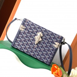 Goyard Cassette Trunk BagGoyard Cassette Trunk深蓝色里面是黄色皮。包包带要另外买的～尺寸：21*15*6.5cm可轻松放下promax大小男女适用重量：600g轻便易于携带搜编码8211  ❣️