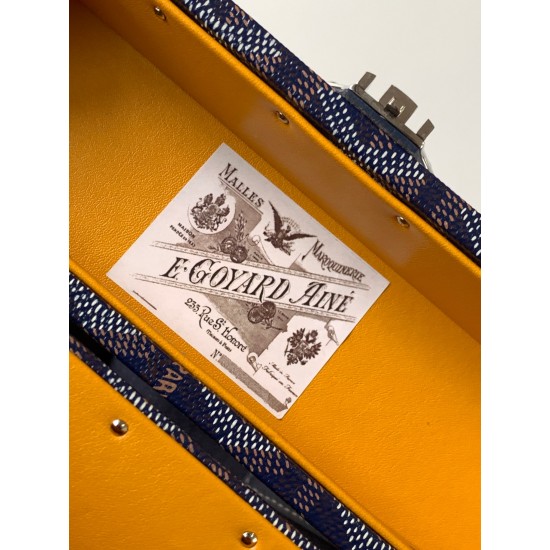 Goyard Cassette Trunk BagGoyard Cassette Trunk深蓝色里面是黄色皮。包包带要另外买的~尺寸:21*15*6.5cm可轻松放下promax大小男女适用重量:600g轻便易于携带搜编码8211 ❣️ Goyard Cassette Trunk BagGoyard Cassette Trunk深蓝色里面是黄色皮。包包带要另外买的~尺寸:21*15*6.5cm可轻松放下promax大小男女适用重量:600g轻便易于携带搜编码8211 ❣️