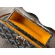 Goyard Cassette Trunk BagGoyard Cassette Trunk棕色里面是黄色皮。包包带要另外买的~尺寸:21*15*6.5cm可轻松放下promax大小男女适用重量:600g轻便易于携带搜编码8211 ❣️ Goyard Cassette Trunk BagGoyard Cassette Trunk棕色里面是黄色皮。包包带要另外买的~尺寸:21*15*6.5cm可轻松放下promax大小男女适用重量:600g轻便易于携带搜编码8211 ❣️