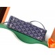 Goyard Cassette Trunk BagGoyard Cassette Trunk深蓝色里面是黄色皮。包包带要另外买的~尺寸:21*15*6.5cm可轻松放下promax大小男女适用重量:600g轻便易于携带搜编码8211 ❣️ Goyard Cassette Trunk BagGoyard Cassette Trunk深蓝色里面是黄色皮。包包带要另外买的~尺寸:21*15*6.5cm可轻松放下promax大小男女适用重量:600g轻便易于携带搜编码8211 ❣️