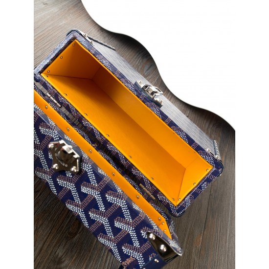 Goyard Cassette Trunk BagGoyard Cassette Trunk深蓝色里面是黄色皮。包包带要另外买的~尺寸:21*15*6.5cm可轻松放下promax大小男女适用重量:600g轻便易于携带搜编码8211 ❣️ Goyard Cassette Trunk BagGoyard Cassette Trunk深蓝色里面是黄色皮。包包带要另外买的~尺寸:21*15*6.5cm可轻松放下promax大小男女适用重量:600g轻便易于携带搜编码8211 ❣️