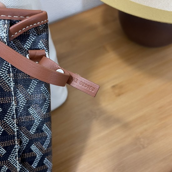 Saint Louis Pertuis  tote bag