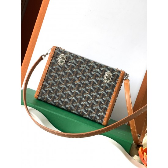Goyard Cassette Trunk BagGoyard Cassette Trunk棕色里面是黄色皮。包包带要另外买的~尺寸:21*15*6.5cm可轻松放下promax大小男女适用重量:600g轻便易于携带搜编码8211 ❣️ Goyard Cassette Trunk BagGoyard Cassette Trunk棕色里面是黄色皮。包包带要另外买的~尺寸:21*15*6.5cm可轻松放下promax大小男女适用重量:600g轻便易于携带搜编码8211 ❣️