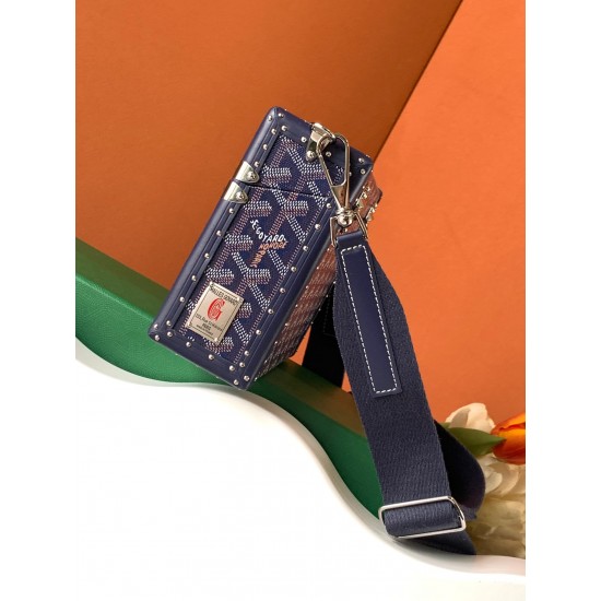 Goyard Cassette Trunk BagGoyard Cassette Trunk深蓝色里面是黄色皮。包包带要另外买的~尺寸:21*15*6.5cm可轻松放下promax大小男女适用重量:600g轻便易于携带搜编码8211 ❣️ Goyard Cassette Trunk BagGoyard Cassette Trunk深蓝色里面是黄色皮。包包带要另外买的~尺寸:21*15*6.5cm可轻松放下promax大小男女适用重量:600g轻便易于携带搜编码8211 ❣️