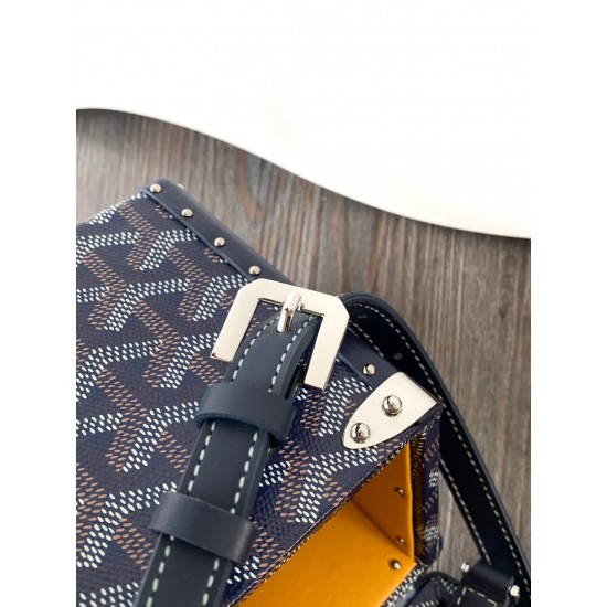 Goyard Cassette Trunk BagGoyard Cassette Trunk深蓝色里面是黄色皮。包包带要另外买的~尺寸:21*15*6.5cm可轻松放下promax大小男女适用重量:600g轻便易于携带搜编码8211 ❣️ Goyard Cassette Trunk BagGoyard Cassette Trunk深蓝色里面是黄色皮。包包带要另外买的~尺寸:21*15*6.5cm可轻松放下promax大小男女适用重量:600g轻便易于携带搜编码8211 ❣️