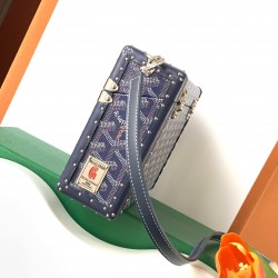 Goyard Cassette Trunk BagGoyard Cassette Trunk深蓝色里面是黄色皮。包包带要另外买的～尺寸：21*15*6.5cm可轻松放下promax大小男女适用重量：600g轻便易于携带搜编码8211  ❣️