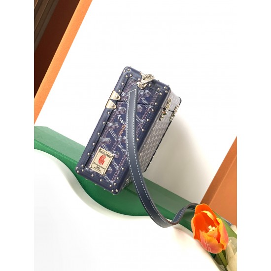 Goyard Cassette Trunk BagGoyard Cassette Trunk深蓝色里面是黄色皮。包包带要另外买的~尺寸:21*15*6.5cm可轻松放下promax大小男女适用重量:600g轻便易于携带搜编码8211 ❣️ Goyard Cassette Trunk BagGoyard Cassette Trunk深蓝色里面是黄色皮。包包带要另外买的~尺寸:21*15*6.5cm可轻松放下promax大小男女适用重量:600g轻便易于携带搜编码8211 ❣️