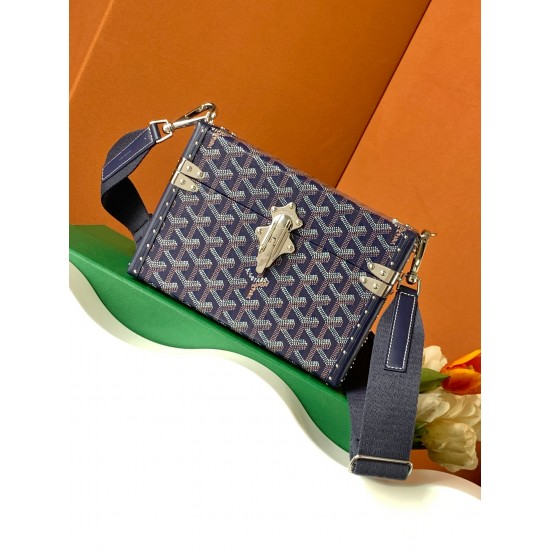 Goyard Cassette Trunk BagGoyard Cassette Trunk深蓝色里面是黄色皮。包包带要另外买的~尺寸:21*15*6.5cm可轻松放下promax大小男女适用重量:600g轻便易于携带搜编码8211 ❣️ Goyard Cassette Trunk BagGoyard Cassette Trunk深蓝色里面是黄色皮。包包带要另外买的~尺寸:21*15*6.5cm可轻松放下promax大小男女适用重量:600g轻便易于携带搜编码8211 ❣️