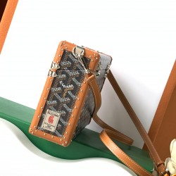 Goyard Cassette Trunk BagGoyard Cassette Trunk棕色里面是黄色皮。包包带要另外买的～尺寸：21*15*6.5cm可轻松放下promax大小男女适用重量：600g轻便易于携带搜编码8211  ❣️