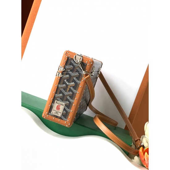 Goyard Cassette Trunk BagGoyard Cassette Trunk棕色里面是黄色皮。包包带要另外买的~尺寸:21*15*6.5cm可轻松放下promax大小男女适用重量:600g轻便易于携带搜编码8211 ❣️ Goyard Cassette Trunk BagGoyard Cassette Trunk棕色里面是黄色皮。包包带要另外买的~尺寸:21*15*6.5cm可轻松放下promax大小男女适用重量:600g轻便易于携带搜编码8211 ❣️