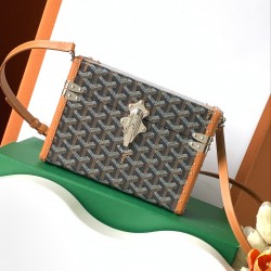 Goyard Cassette Trunk BagGoyard Cassette Trunk棕色里面是黄色皮。包包带要另外买的～尺寸：21*15*6.5cm可轻松放下promax大小男女适用重量：600g轻便易于携带搜编码8211  ❣️