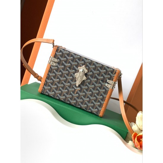 Goyard Cassette Trunk BagGoyard Cassette Trunk棕色里面是黄色皮。包包带要另外买的~尺寸:21*15*6.5cm可轻松放下promax大小男女适用重量:600g轻便易于携带搜编码8211 ❣️ Goyard Cassette Trunk BagGoyard Cassette Trunk棕色里面是黄色皮。包包带要另外买的~尺寸:21*15*6.5cm可轻松放下promax大小男女适用重量:600g轻便易于携带搜编码8211 ❣️