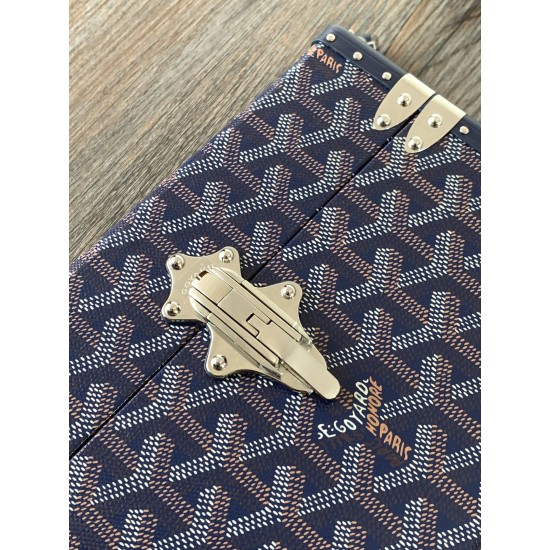 Goyard Cassette Trunk BagGoyard Cassette Trunk深蓝色里面是黄色皮。包包带要另外买的~尺寸:21*15*6.5cm可轻松放下promax大小男女适用重量:600g轻便易于携带搜编码8211 ❣️ Goyard Cassette Trunk BagGoyard Cassette Trunk深蓝色里面是黄色皮。包包带要另外买的~尺寸:21*15*6.5cm可轻松放下promax大小男女适用重量:600g轻便易于携带搜编码8211 ❣️