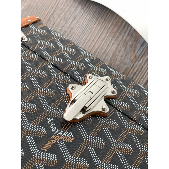 Goyard Cassette Trunk BagGoyard Cassette Trunk棕色里面是黄色皮。包包带要另外买的~尺寸:21*15*6.5cm可轻松放下promax大小男女适用重量:600g轻便易于携带搜编码8211 ❣️ Goyard Cassette Trunk BagGoyard Cassette Trunk棕色里面是黄色皮。包包带要另外买的~尺寸:21*15*6.5cm可轻松放下promax大小男女适用重量:600g轻便易于携带搜编码8211 ❣️