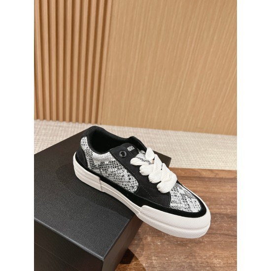 Skateboard shoes