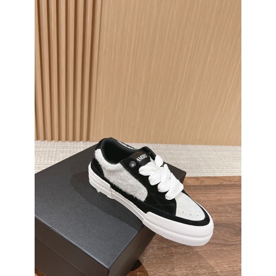 Skateboard shoes
