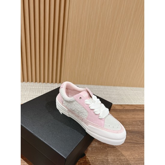 Skateboard shoes