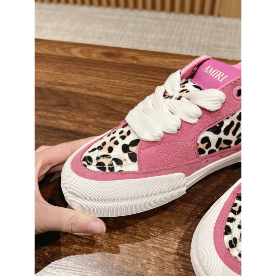 Skateboard shoes