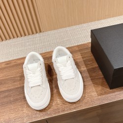 Skateboard shoes