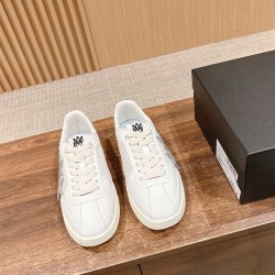 Skateboard shoes