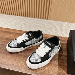 Skateboard shoes