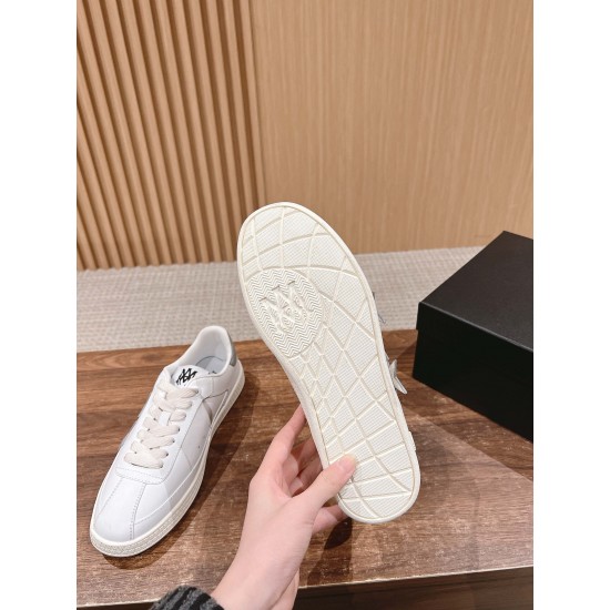Skateboard shoes