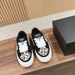 Skateboard shoes