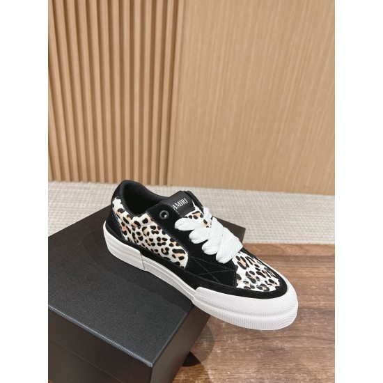 Skateboard shoes