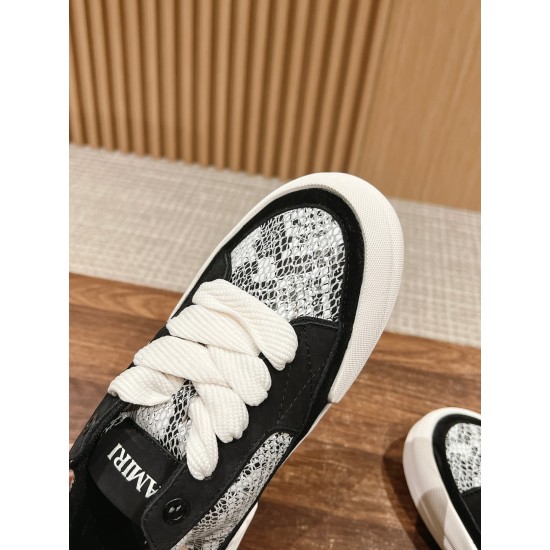 Skateboard shoes