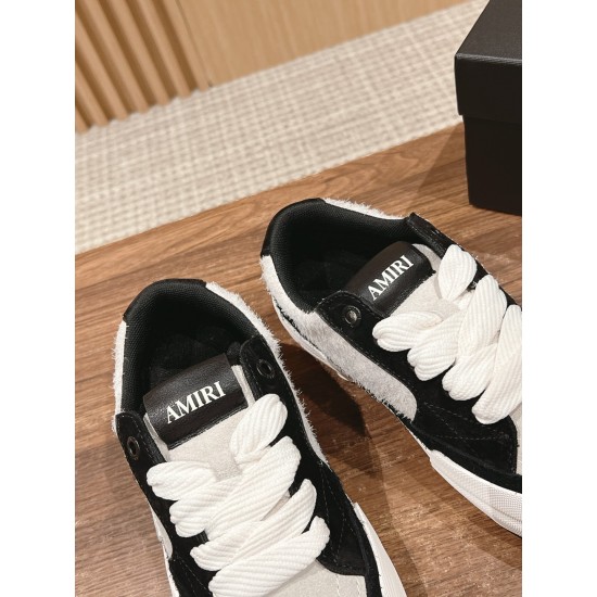 Skateboard shoes