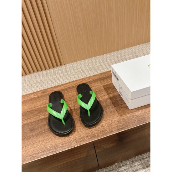 MM6 slippers
