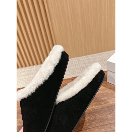 MM6 slippers