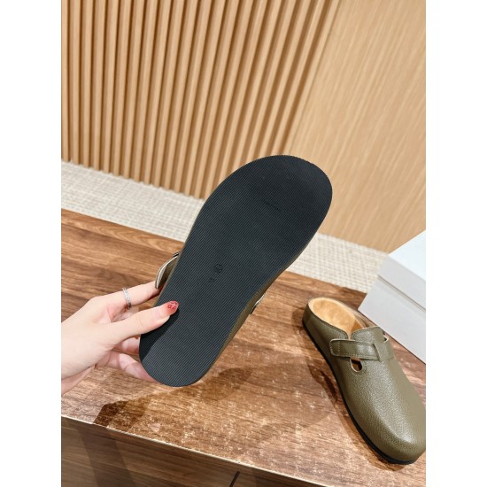 MM6 slippers
