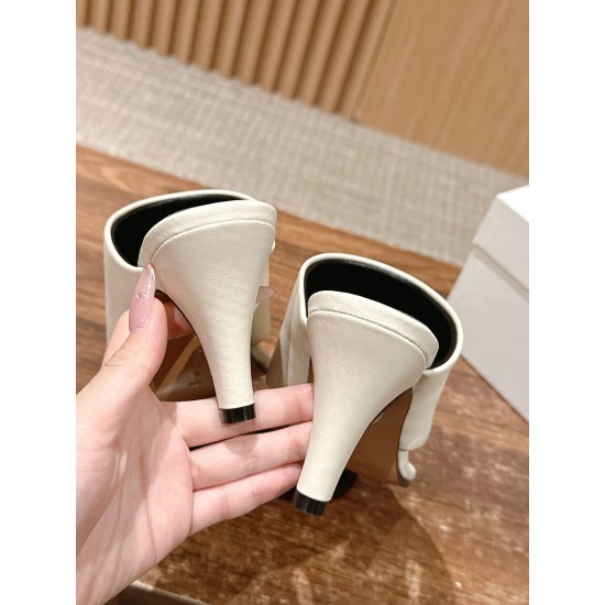 MM6 slippers