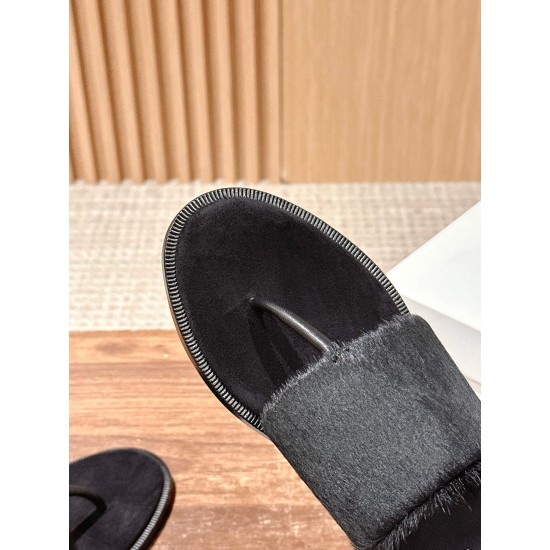 MM6 slippers