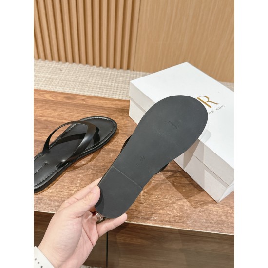 MM6 slippers