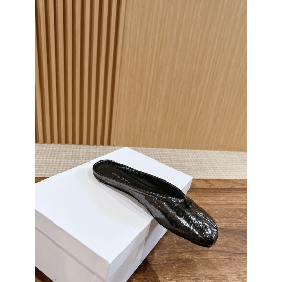 MM6 slippers