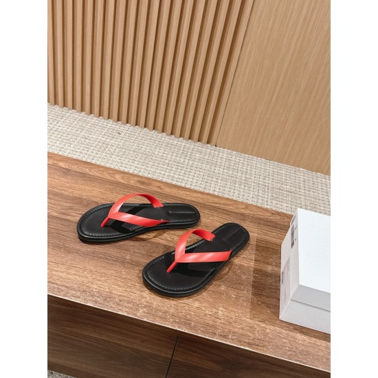 MM6 slippers