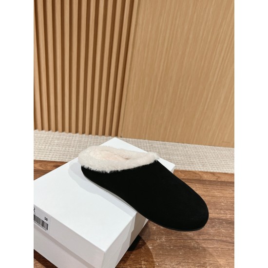 MM6 slippers