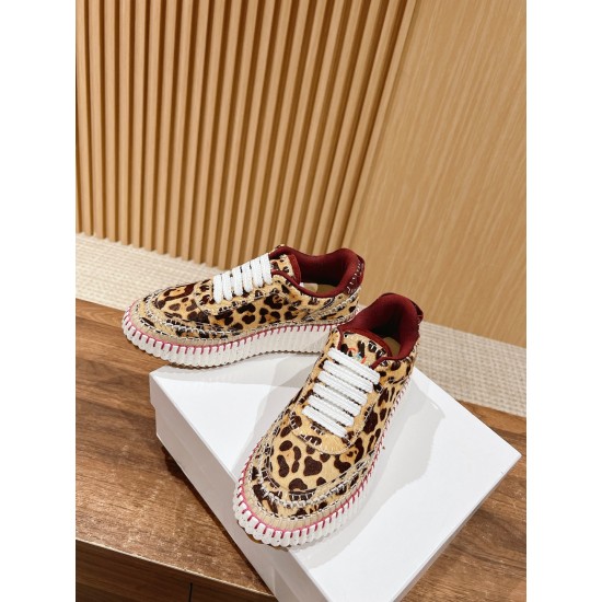  white sneakers 