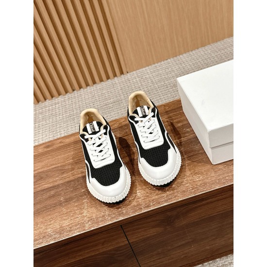  white sneakers 