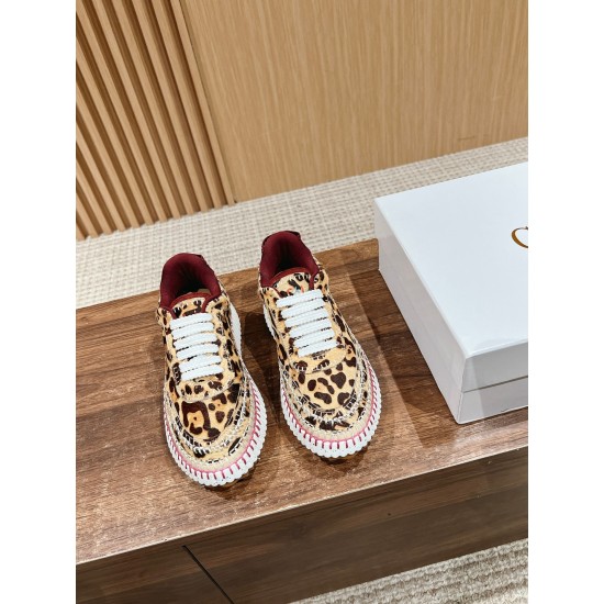  white sneakers 