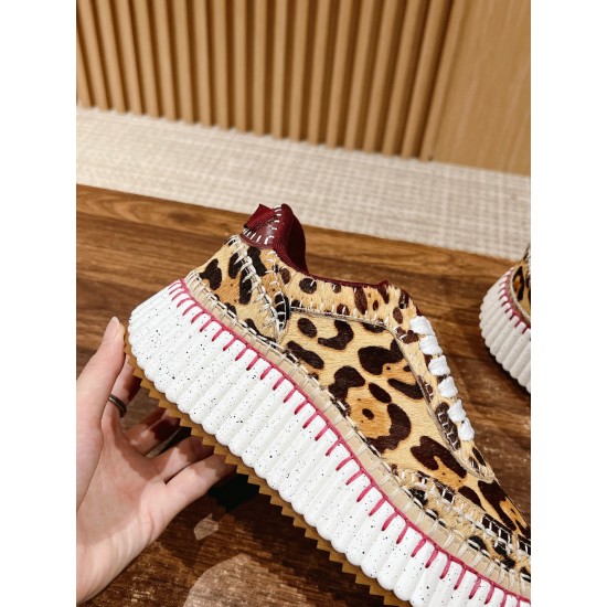 white sneakers 