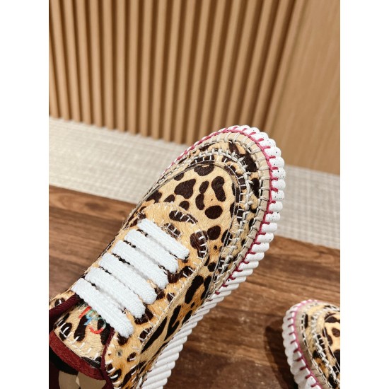  white sneakers 