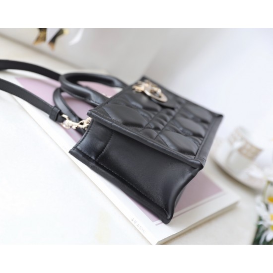 Tote book