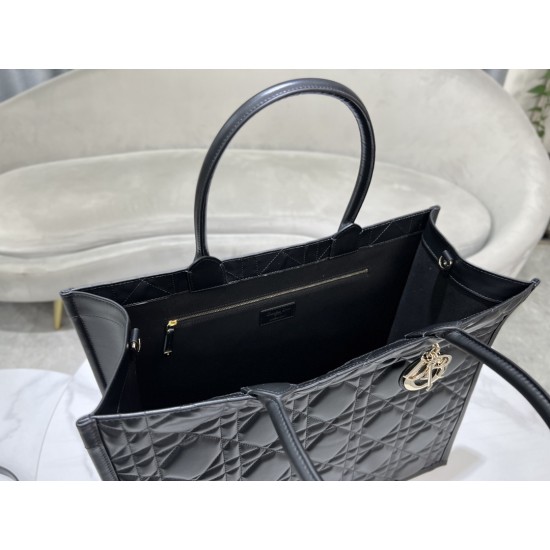 Tote book