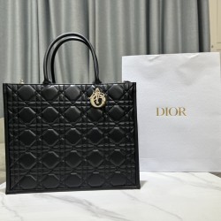 Tote book